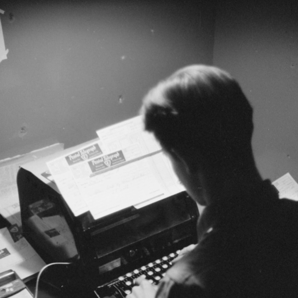 pnn-job 6 Picture of a person typing on a typewriter.